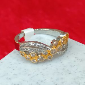 Elegant Emerald & Diamond Twisted Band Ring