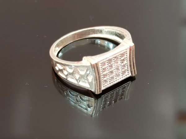 Geometric Grid-Top Silver Ring – Bold & Artistic Appeal