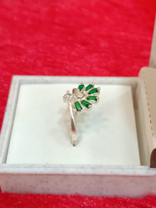 Emerald Fan Swirl Silver Ring – Elegant Radiance - Image 3