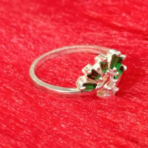 Emerald Fan Swirl Silver Ring – Elegant Radiance