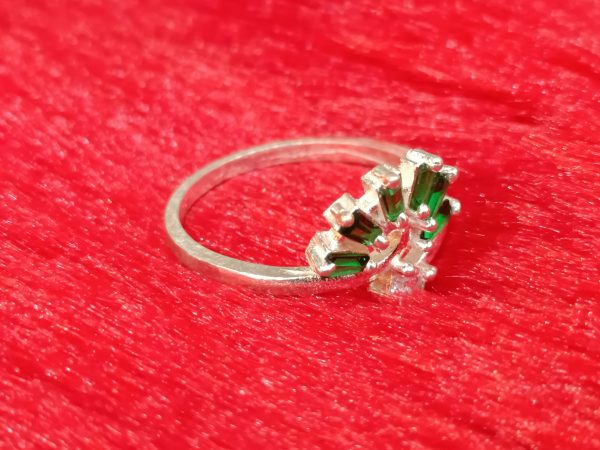 Emerald Fan Swirl Silver Ring – Elegant Radiance