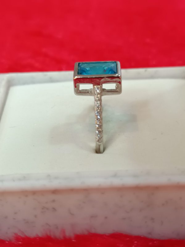 Ocean Radiance: Dazzling Blue Stone Ring - Image 3
