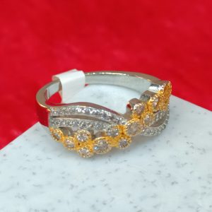Elegant Emerald & Diamond Twisted Band Ring